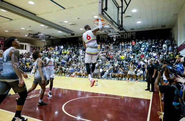 开云app下载入口-亲历者还原火爆12小时！球星与球迷在西雅图双输